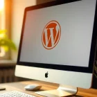 Computadora de escritorio con el logo de Wordpress dentro señalando el mantenimiento web wordpress