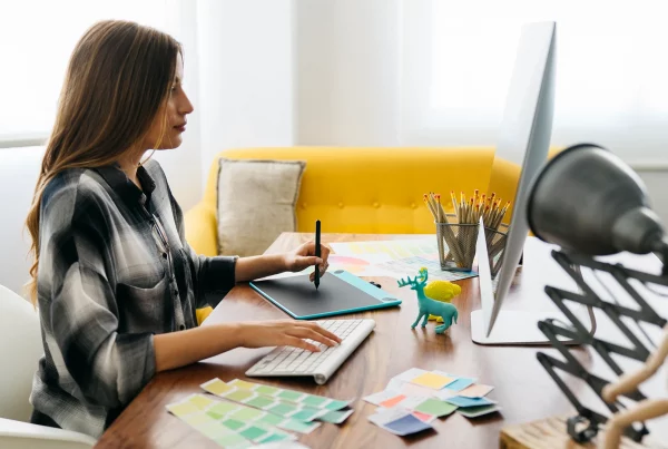 Chica diseñando en una computadora haciendo referencia a ¿Qué es diseño gráfico y para qué sirve? Guía completa para entender su importancia