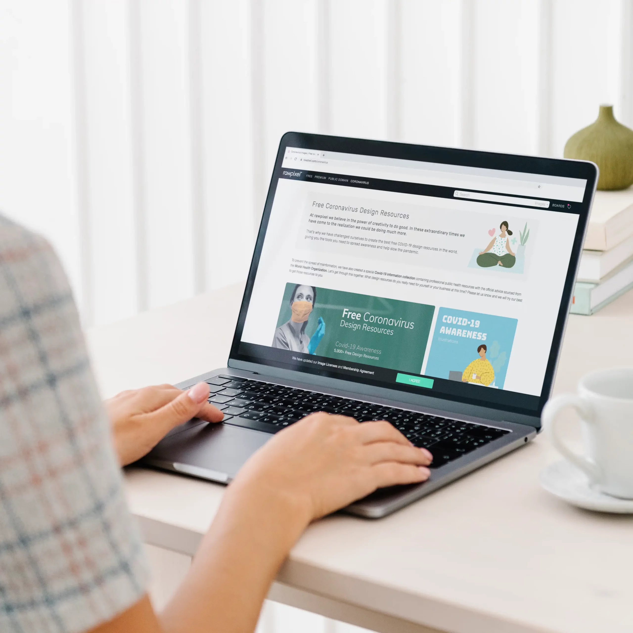 Mujer aprendiendo Cómo crear una página web paso a paso